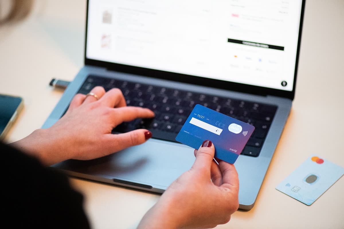 Shopping online with bank card — 한국에서 킥스타터 펀딩 참여하는 방법