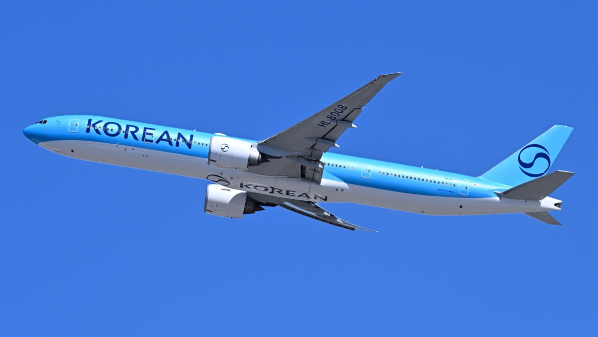 Korean Air Boeing 777-300ER HL8008 departing Boston, April 2025 — 한국어 지원과 국내 등급