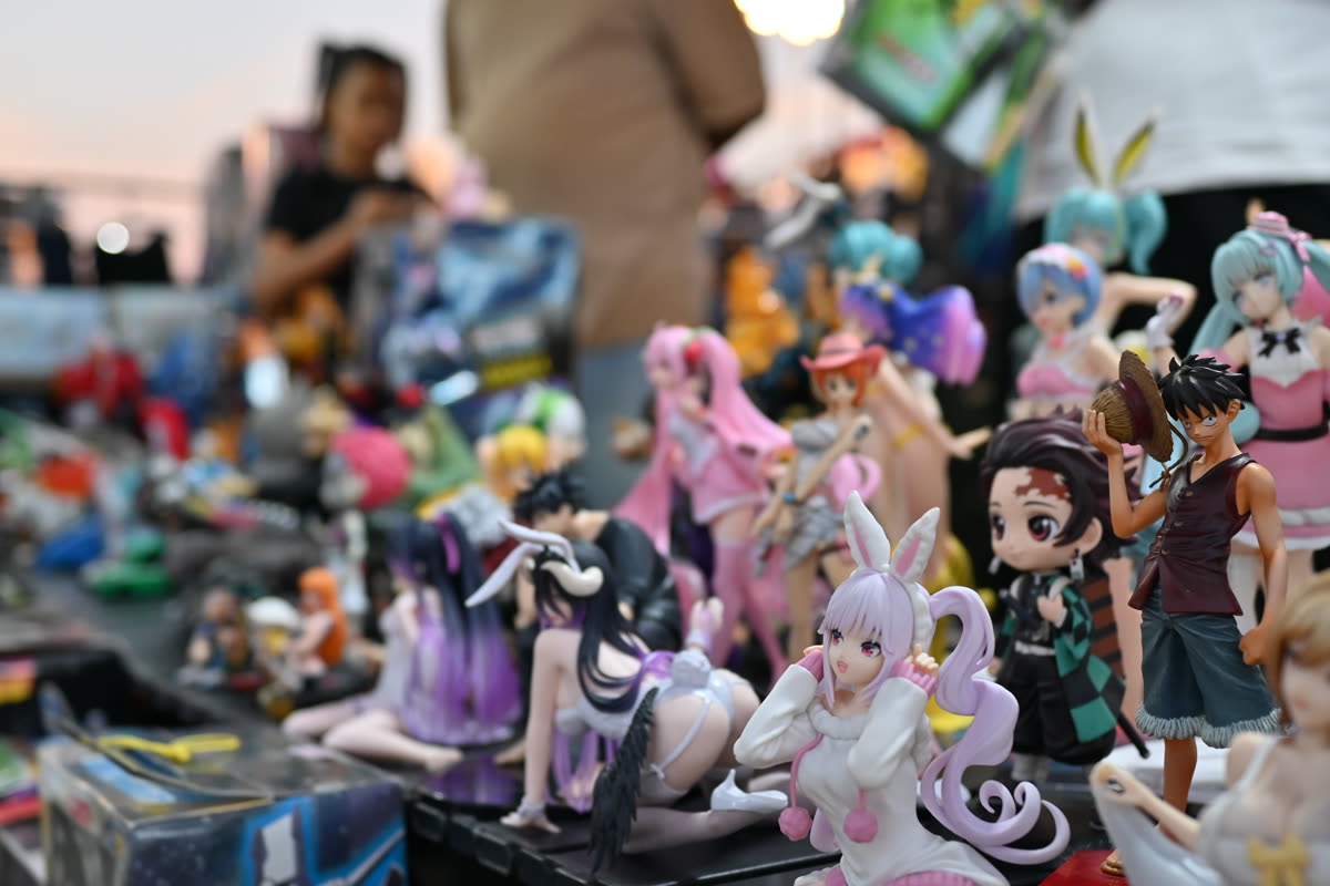 DFC 4147 Colorful anime figurines on display at a bustling convention table each character full of personality and detail — 피규어 기초, 무엇으로 시작하고 가격대는 어떻게 나뉘나