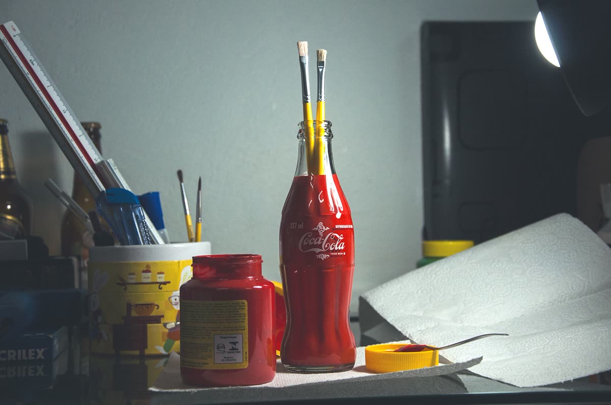 Beakers of paint brushes (Unsplash) — 첫 도색 세트 얼마 하나