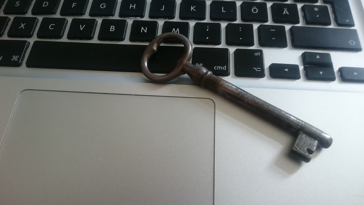 Old key and laptop — 게임 아이템 절도, 개발자가 유저 계정을 턴 방법
