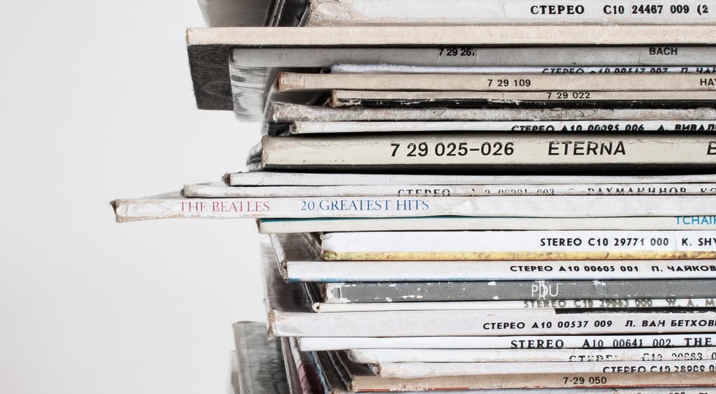 close-up stack old vinyl records — GTA6 사운드트랙 바이닐 예약 시작 — 게임 본편은 패키지판 없음, 가격·출시일 정리