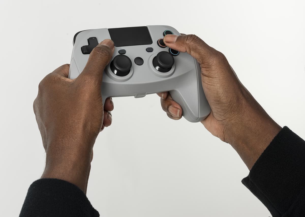 Hands holding video game controller (50811892858) — 직전 공개였던 D23 트레일러 정리