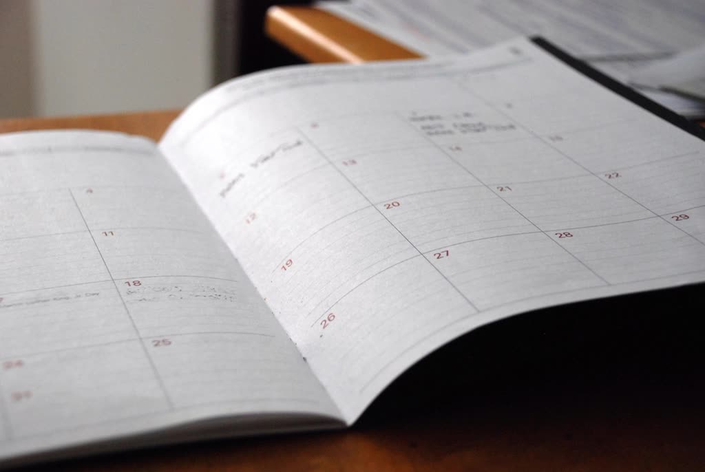open calendar short notes scribbled — 워존 PS4 종료 언제? 3단계 일정