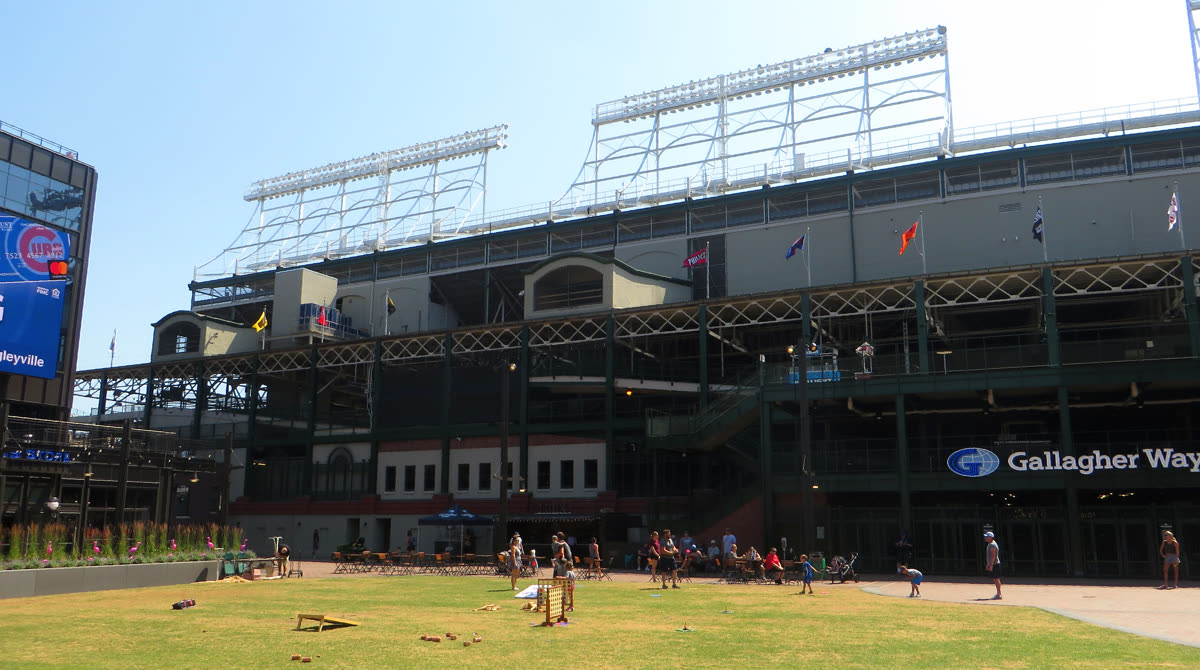 Chicago Cubs Store, Wrigley Field, Chicago, Illinois (43344192702) — 디아블로4 스위치2판, 기존 보유자 무료인가
