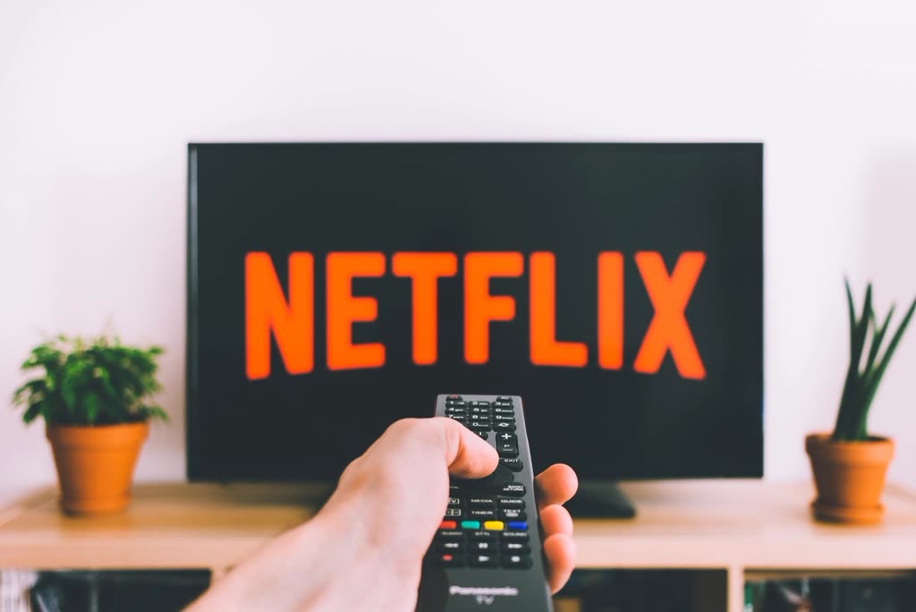 Television screen Netflix logo, location — '들쥐(Mousetrap)', 넷플릭스 글로벌 비영어권 1위 집계